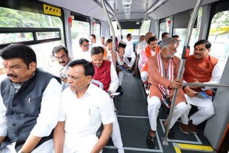 मुख्यमंत्री-डॉ.-यादव,-मंत्रीगण-सहित-ई-बस-से-पहुंचे-जगदीशपुर