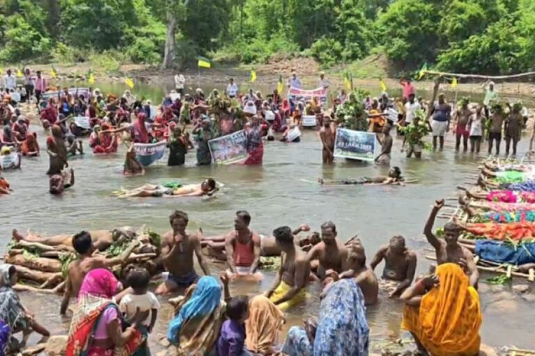 केन-बेतवा-परियोजना:-17-दिन-बाद-खत्म-हुआ-‘चिता-आंदोलन’,-प्रशासन-ने-प्रभावितों-को-बलपूर्वक-हटाया,-अनशन-जारी