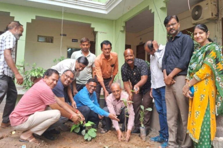 माधव-महाविद्यालय-ने-डॉ.-संजय-कुमार-पाण्डेय-एवं-दीपक-बंसल-का-अभिनंदन-किया