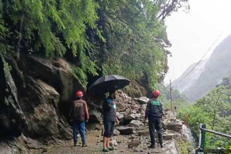केदारनाथ-यात्रा-पर-बारिश-का-ब्रेक!-गोरीकुंड-के-पास-मलबा-बोल्डर-गिरने-से-यात्रा-अगले-आदेश-तक-स्थगित
