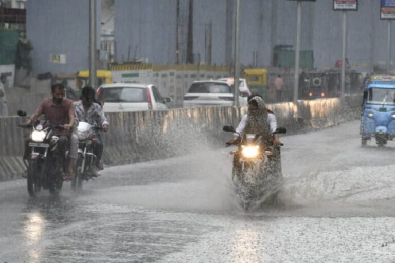 weather-alert:-गुजरात-से-जम्मू-कश्मीर-और-यूपी-तक-imd-का-रेड-अलर्ट,-कई-जिलों-में-भारी-बारिश-की-चेतावनी