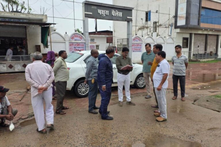 बारिश-से-पहले-होनी-थी-तैयारी,-तब-क्रिकेट-में-व्यस्त-थीं-महापौर!-अब-व्यवस्थाएं-संभालने-सड़क-पर-उतरे-निगम-आयुक्त,-तो-शुरू-हुई-सियासत