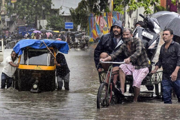 गुजरात-में-बारिश-बनी-आफत!-हेलीकॉप्टर-से-रेस्क्यू,-अहमदाबाद-सूरत-समेत-5-शहरों-में-बाढ़-जैसे-हालात
